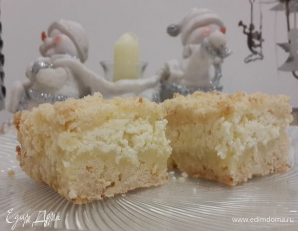 Выпекаем при 180* минут 40 до лёгкого румяного цвета. И, главное, не передержать пирог в духовке! Запахи по дому гуляют, мама не горюй. Кокос, ваниль...ммм...
Пирог мягкий и ароматный, получается довольно большим, поэтому доставайте красивые чашечки, тарелочки, приборы и смело приглашайте большую компанию родных и друзей!