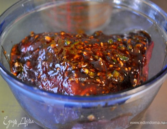 Смешиваем все для маринования в емкости. Халапеньо перец или красный перец острый чистим и нарезаем мелко. Имбирь на терке.
Выкладываем говяжий огузок в маринад. Закрываем пленкой и ставим мариноваться в холодильник на ночь.