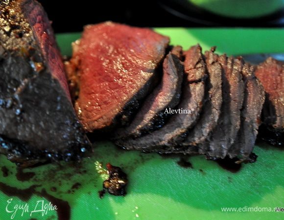 Даем постоять несколько минут, разрезаем на порции. 
