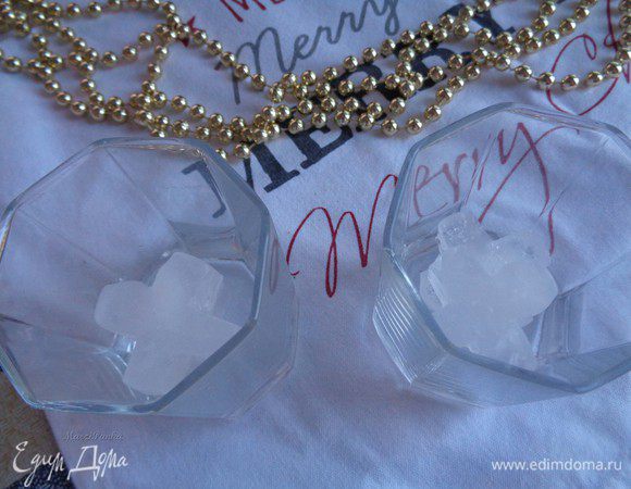 В каждый бокал положим по 2 кубика льда.