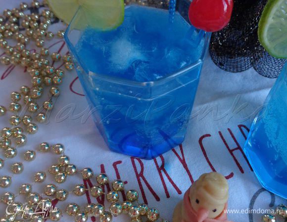 Доливаем сок лайма и тоник (детям тоник заменяем на спрайт). Готовый коктейль украшаем долькой лайма и вишенками. 

Изумительно красивый коктейль пронзительно-синего цвета готов.