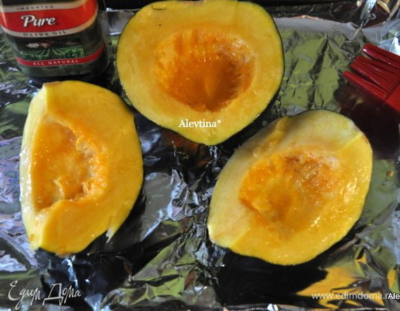 Разогреть духовку до 200гр. Сквош очищенный разделить на 2 части, я разрезала на 3 части. Смазать оливковым маслом. Посолить и поперчить.