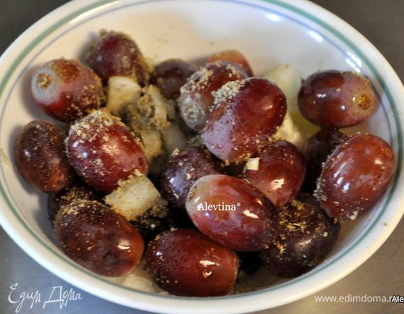 Смешать в блюде шалфей, лук шалот, виноград. Слегка сбрызнуть оливковым маслом.
