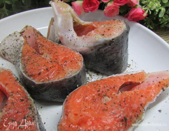 Стейки сёмги посолить и поперчить, сбрызнуть оливковым маслом. 