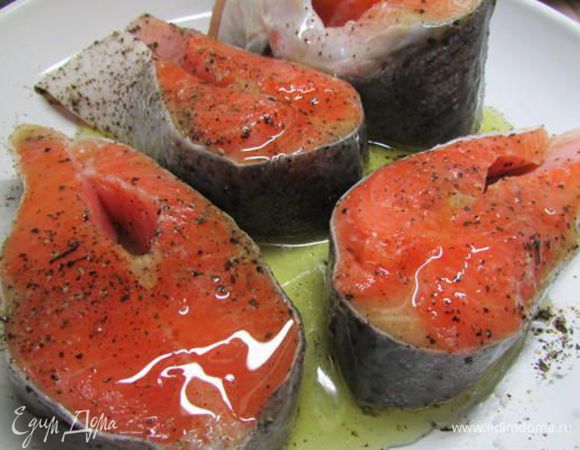 Выложить стейки сёмги в смазанную оливковым маслом форму и запекать в духовке при 180 градусах, примерно минут 20-25. 