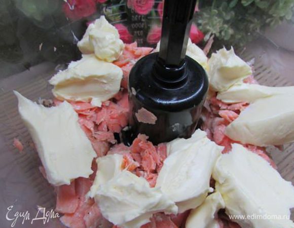 Стейки остудить, отделить от костей, взбить вместе с размягчённым сливочным маслом (140 г) в блендере. 