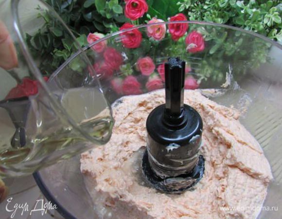 Затем влить вино и ещё раз взбить. 