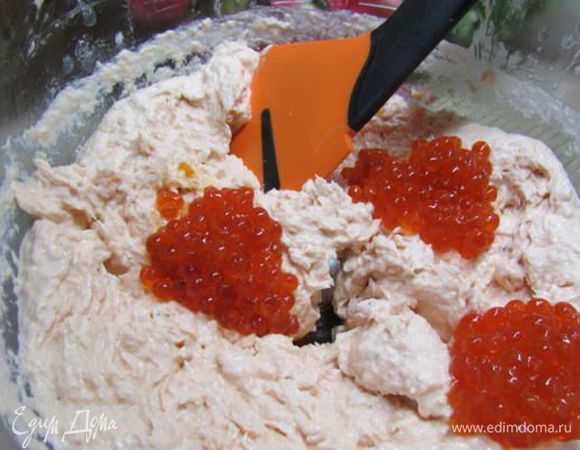 Попробовать на соль, если нужно, добавьте. Я этого не делаю, т. к. икра вносит свои корректировки. Положить полных 3 ч. л. икры. Аккуратно перемешать ложкой, чтобы икра распределилась равномерно. 