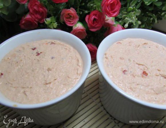 Выложить готовый паштет в формочки и разровнять верх. 