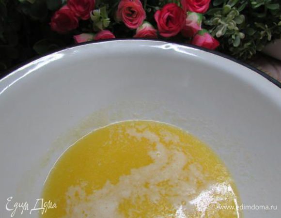 Растопить 40 г. сливочного масла. Оно расслоится на 2 части, из которых нам понадобится только верхняя, янтарно-желтая и прозрачная. 