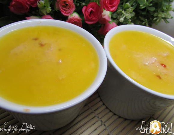 Аккуратно вылить верхнюю часть масла в каждую формочку поверх паштета. 