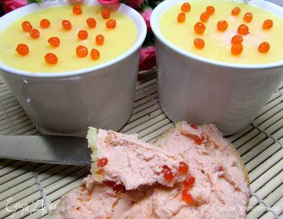 Паштет отправить в холодильник, до полного застывания масла. Перед подачей украсить икринками.
Приятного аппетита!