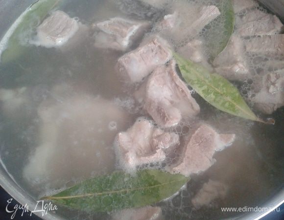 Вскипятить воду в большой кастрюле. Положить мясо и варить 15-20 минут, снимая пенку. Положить лавровый лист и свеклу, порезанную соломкой. Варить мясо до готовности.