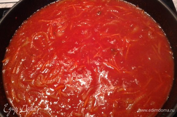 Тем временем готовим обжарку. Порезать лук полукольцами, а морковь соломкой. Обжарить слегка овощи на подсолнечном масле. Влить томат (у меня был домашний без косточек), соль, перец и специй овощных. Тушить минут 10-15.