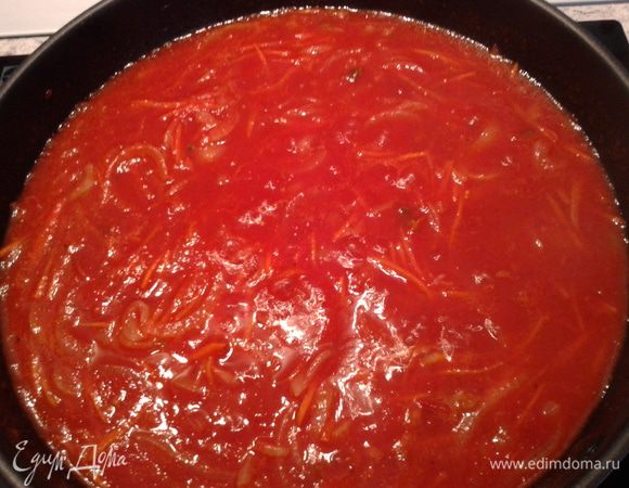 Тем временем готовим обжарку. Порезать лук полукольцами, а морковь соломкой. Обжарить слегка овощи на подсолнечном масле. Влить томат (у меня был домашний без косточек), соль, перец и специй овощных. Тушить минут 10-15.