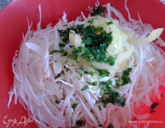 Мясо готово - кидаем картошку. Сечем капусту. Сладкий перец режем полукольцами. Зелень рубим мелко.