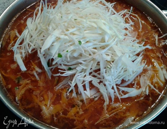 Картофель стал мягкий, вливаем обжарку и добавляем мелко нарезанный чеснок. Закипело, кидаем капусту. Нужное количество проверяем так: кладем капусту горкой в кастрюлю, чтоб горка была видна. Зелень, перец, соль по вкусу.