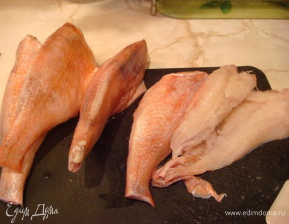 Окунь почистить и удалить кость основную, получатся две половинки. Посолить по вкусу.