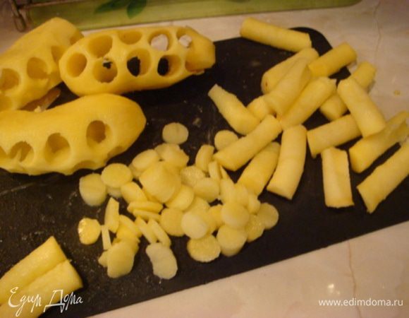 Просверлить трубочки и нарезать ножиком на колечки.
Отправить колечки в кастрюлю, залить холодной водой. Довести до кипения и проварить 1 минуту, после промыть холодной водой.