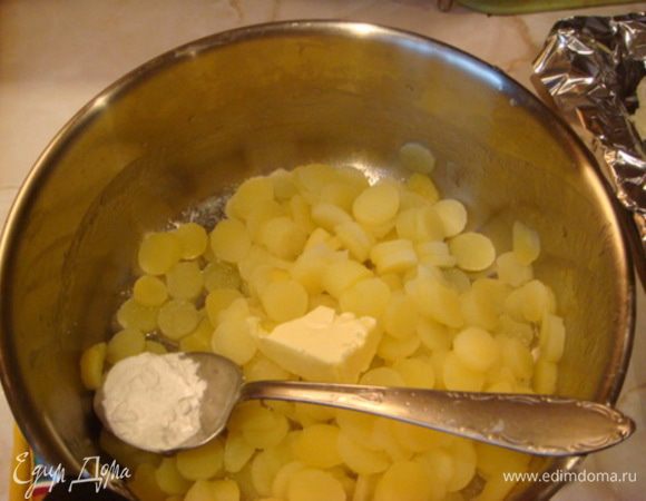 Слить воду, добавить соль, крахмал 1 ст.л. и сливочное масло.

Внимание! сливочное масло лучше пока не добавлять, иначе картофель становиться скользким и неудобно будет выкладывать красоту.