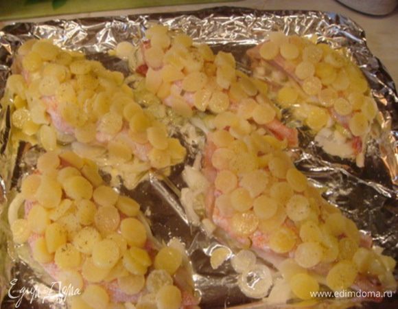 Сверху выложить картофельные колечки в виде чешуи.
Поставить в разогретую духовку при 200 гр., готовить до золотистости лука 20-25 минут. Я во время готовки поливала сверху картофель маслом с противня, вот тут нам и пригодится сливочное масло (шаг №4).