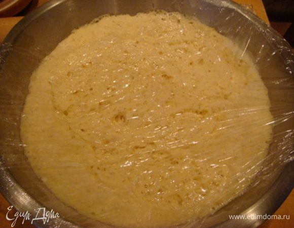 Опара: молоко теплое 100 мл., дрожжи, 2 ст.л. сахара, 5 ст.л. муки. Перемешать, далее накрыть и через 15 минут будет готово.

В большую чашу налить 200 мл. молока, 2 желтка, 3 ст.л. сахара, масло подсолнечное. Все перемешиваем, добавляем опару, муку. Тесто получится мягкое, не липнущее к рукам. Накрыть и на 3 часа в теплое место.

На фото уже готовое тесто.