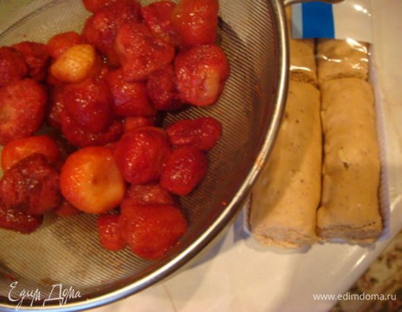 Ягоды в сито и конфета мягкая ириска (коровка) 70 гр.