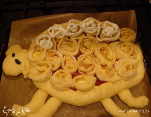 После расстойки (фото). Взбить белок с сахарной пудрой, солью. Выложить безе в кулинарный шприц и произвольно нанести на розочки.