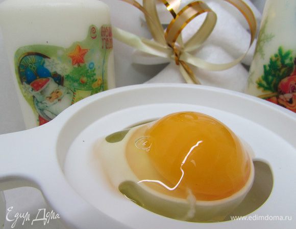 Отделите белок от желтка (желток не понадобится). 