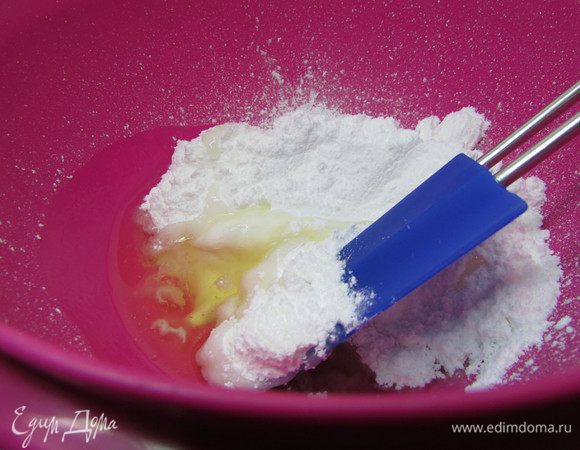 Вмешайте в яичный белок две трети сахарной пудры.