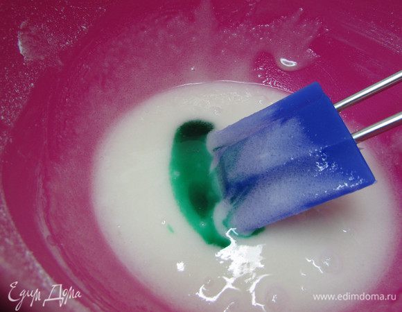 Затем добавьте мятный сироп. Хорошо перемешайте. 