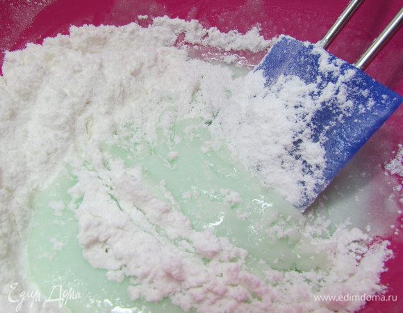 Постепенно добавляйте сахарную пудру, вымешивая, до образования очень плотной массы. Если необходимо, добавьте еще немного пудры.
