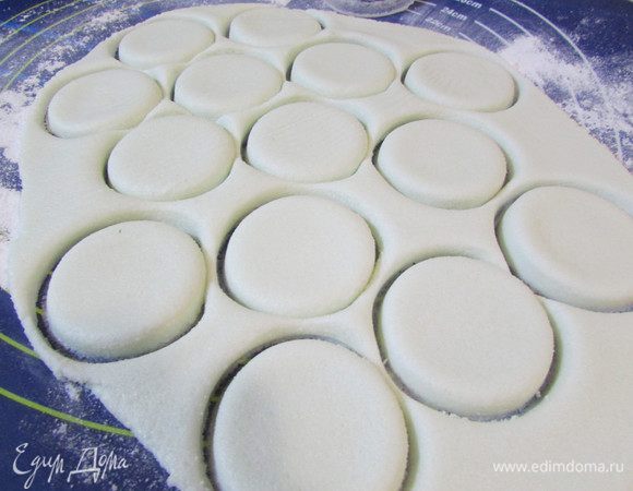Присыпьте рабочую поверхность сахарной пудрой и раскатайте массу до толщины 5 мм. Вырежьте 30 кружков формами диаметром 3,5 см.
