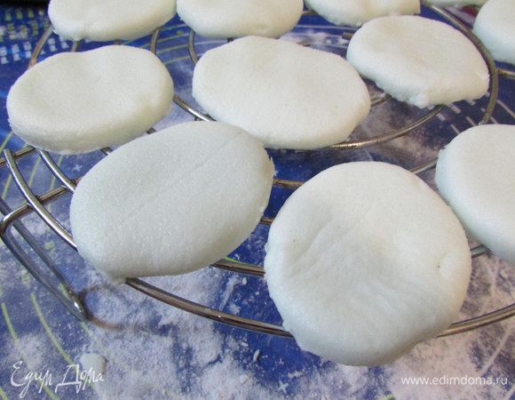 Переложите заготовочки на решетку или жиронепроницаемую бумагу. Оставьте конфеты сушиться на ночь.