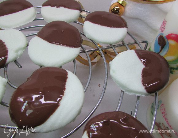 Обмакните каждую в растопленный шоколад до середины. Оставьте застывать на решетке.