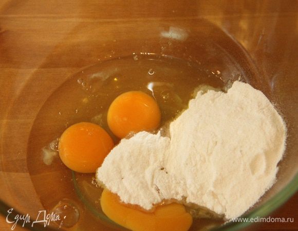 Корж-основа. Взбить яйца с сахаром.