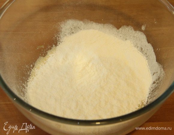 Просеять в яичную смесь муку.