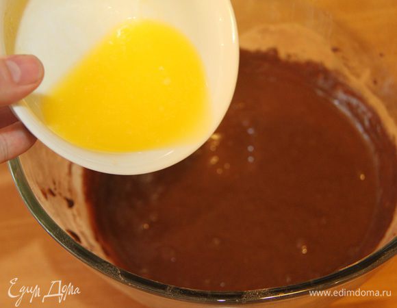 Влить тонкой струйкой растопленное сливочное масло (не горячее!), перемешать миксером до однородного состояния.