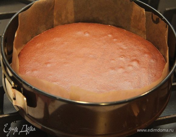 Тесто вылить в подготовленную форму. Выпекать в разогретой духовке при 180*С с конвекцией (200*С без конвекции, но всё же, ориентируйтесь по своей духовке) не более 10 минут (8-10 минут). Вынуть из духовки и дать коржу остыть в форме.