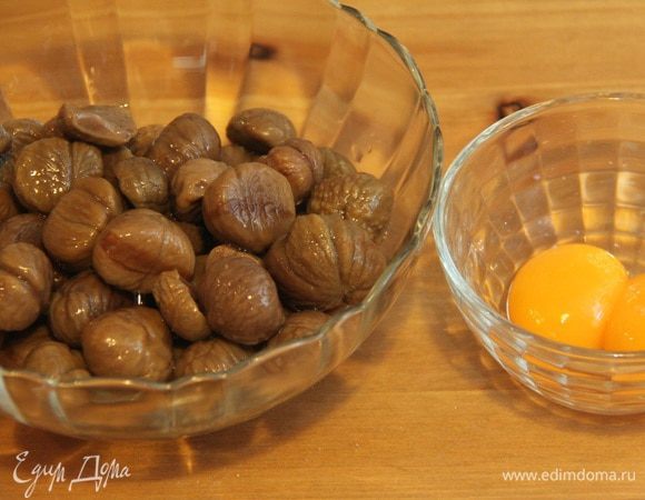 Трюфельный слой. Консервированные каштаны есть в продаже в Ашане (отдел с консервацией), я никогда не обращала на них внимание, а зря! Теперь у меня есть несколько рецептов с каштанами, и я очень рада своему открытию!!! Итак, каштаны вынуть из банки, жидкость не нужна. Яйца разделить на белки и желтки.