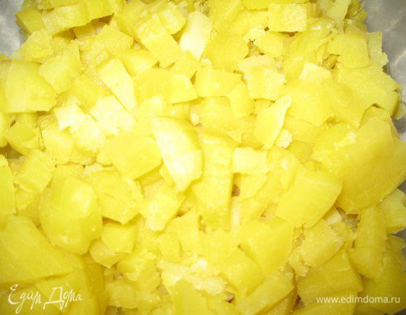 Картофель в мундире очистить и порезать кубиками, как на салат.