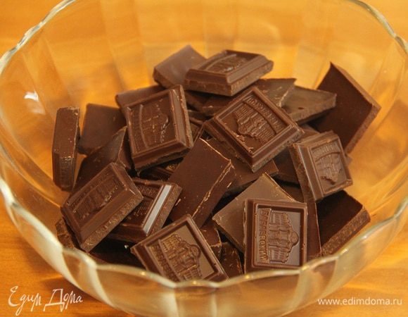 Шоколад поломать на кусочки, растопить вашим любимым способом (я делаю это в свч, импульсно, постоянно перемешивая, главное не перегреть). 
Важно: берите самый лучший шоколад, от его вкуса будет зависеть вкус вашего торта!