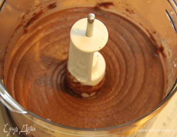 Добавить шоколадно-сливочную массу к каштановой пасте и тщательно взбить до получения однородной пасты. Периодически помогайте массе, силиконовой лопаточкой счищайте крем с боков ёмкости.