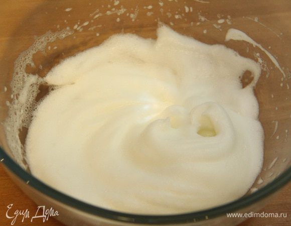 Оставшиеся белки взбить до крепкой пены и аккуратно ввести к каштановому пюре.