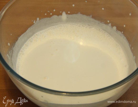 Взбить оставшиеся сливки до пышной массы, также добавить в основную смесь. Добавить ликер. Взбить массу до однородного крема.