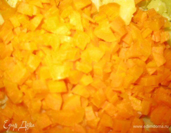 Также чистим и нарезаем вареную морковь.