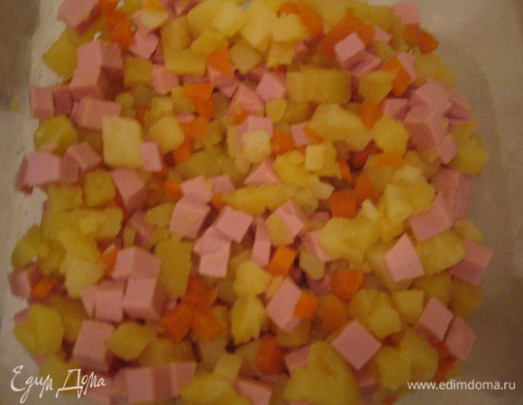 Нарезаем колбасу и перемешиваем салат.