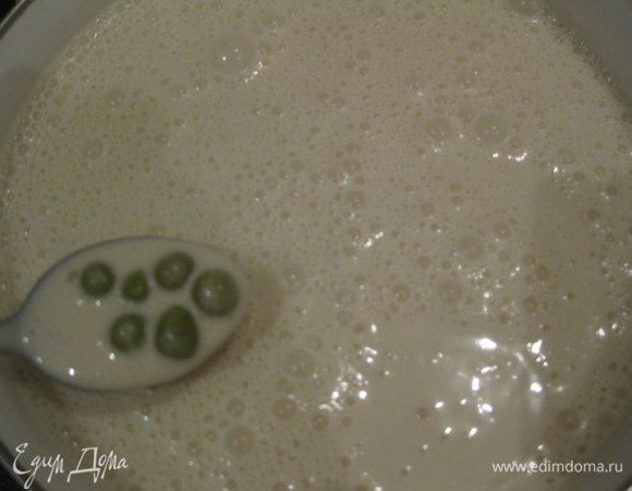 Добавляем в него горошек и еще раз мешаем.
Подогреваем желатин, но не кипятим и вливаем его в сметано-майонезный соус с горошком. Еще раз перемешиваем.