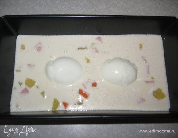 В форму на дно выкладываем салат на 1/3, заливаем соус. Затем кладем очищенные вареные яйца (лучше если яйца домашние, ярче желтки и красивее смотрится). Потом снова кладем салат.