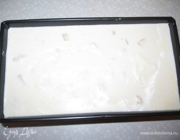 И снова заливаем соусом. Ставим в холодильник до застывания.  У меня простоял ночь. 